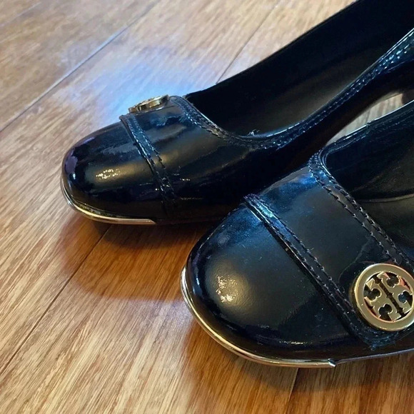 Tory Burch - black leather round toe chunky heel - gold accents size 7 - Picture 2 of 10